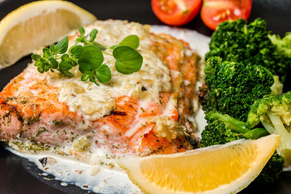 Grilled Salmon With Garlic Lemon Butter Sauce