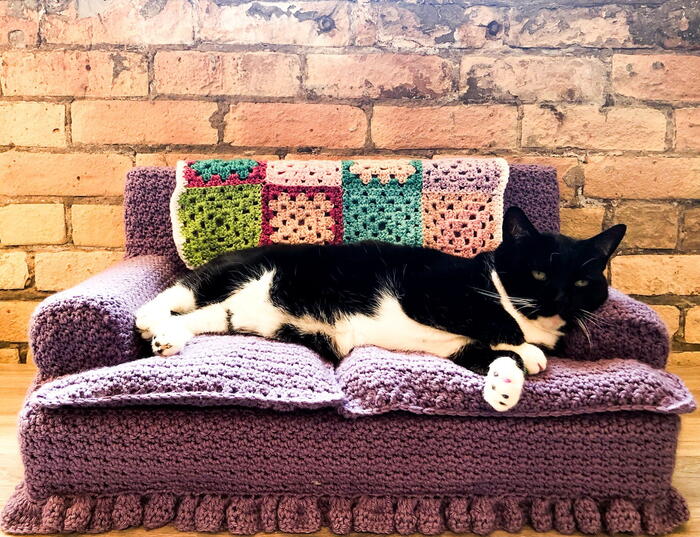 Download Free Crochet Cat Couch Pattern (Printable!) | FaveCrafts.com
