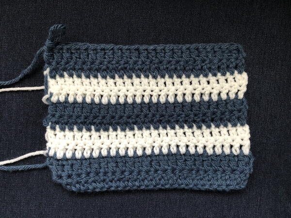 Image shows how to crochet wuth different yarn weights with alternating rows and using the correct hook and weight pairings.