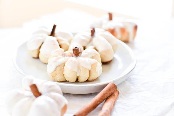 Easy Cinnamon Roll Pumpkins