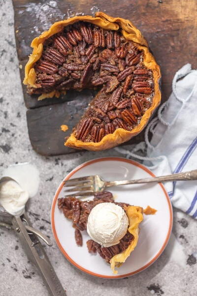 Simple Slow Cooker Pecan Pie