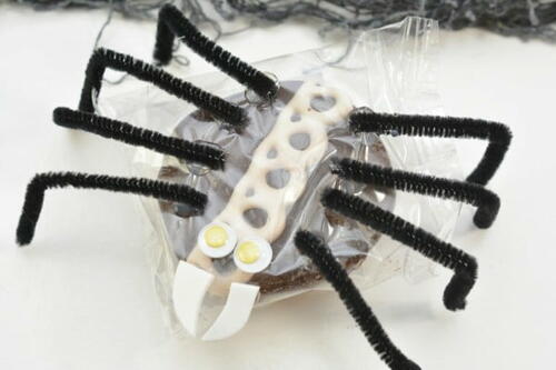 Easy Cupcake Spiders For A Fun Halloween   Treat