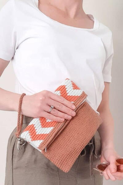 Chevron Tapestry Crochet Clutch – Free Pattern