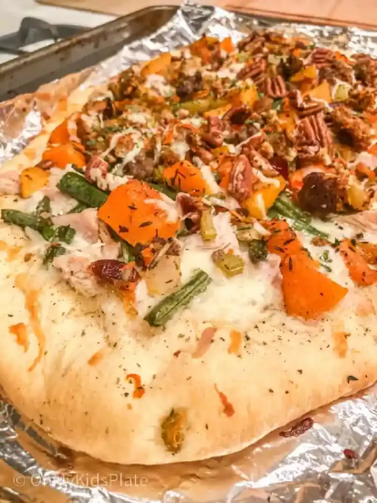 Thanksgiving Leftovers Pizza | RecipeLion.com