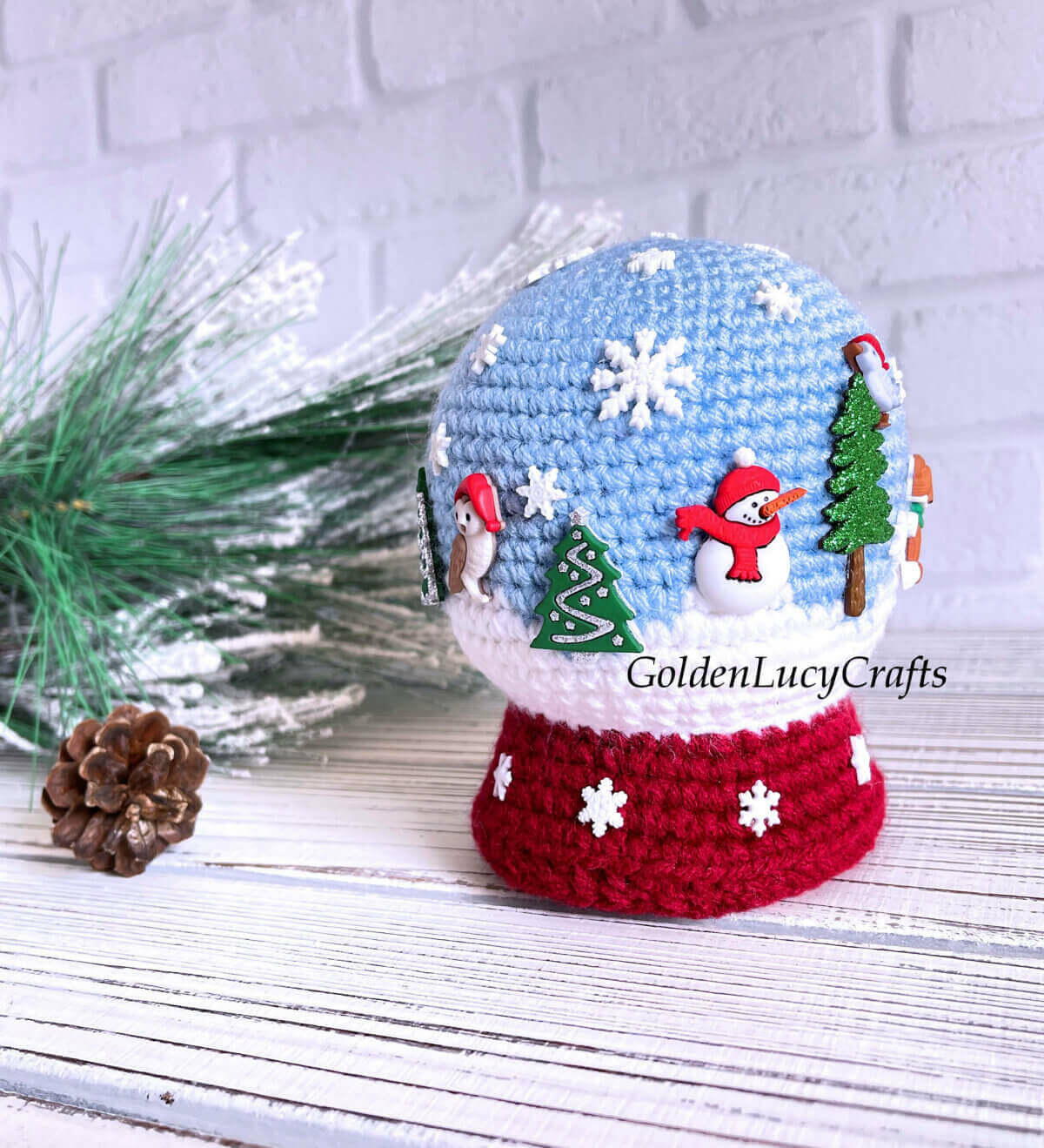 Crochet Snow Globe Amigurumi | FaveCrafts.com