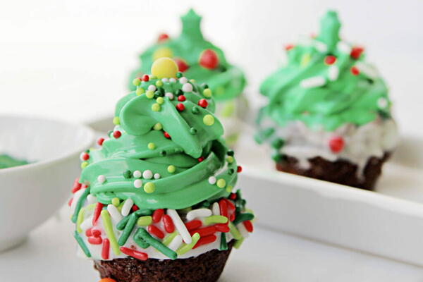 4-ingredient Christmas Tree Brownie Bites