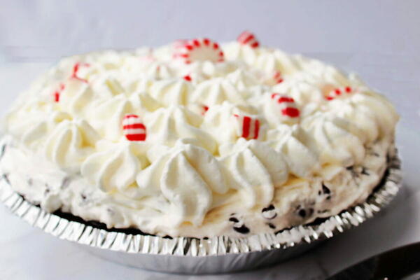 No Bake Chocolate Peppermint Pie