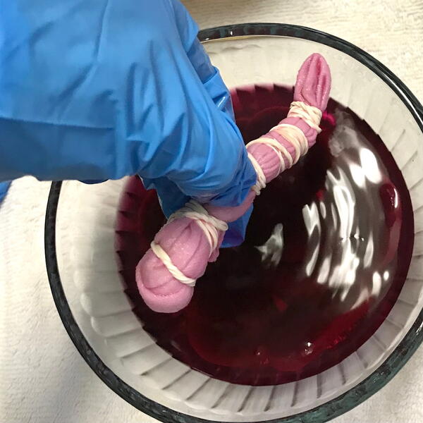 Check the progress of the canned red beet dye.