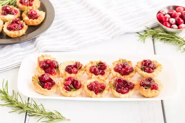 15 Minute Cranberry Brie Bites