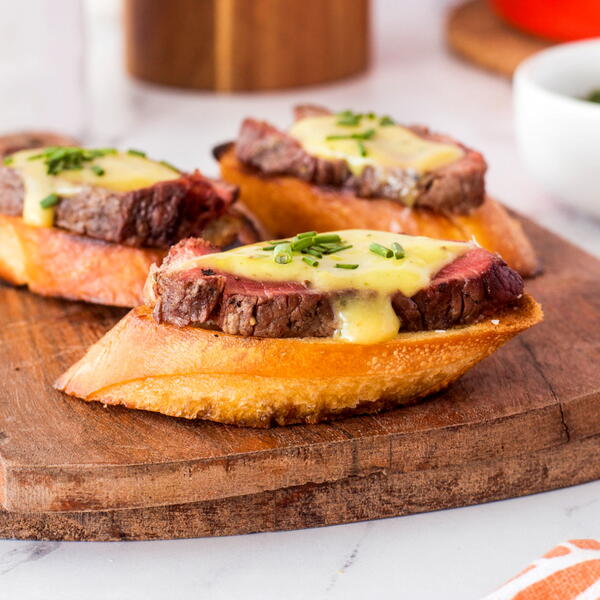Grilled Beef Tenderloin Crostini With Bearnaise Sauce