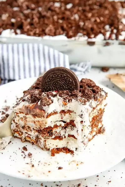 Cookies And Cream Ice Cream Cake (with Ice Cream Sandwiches!)