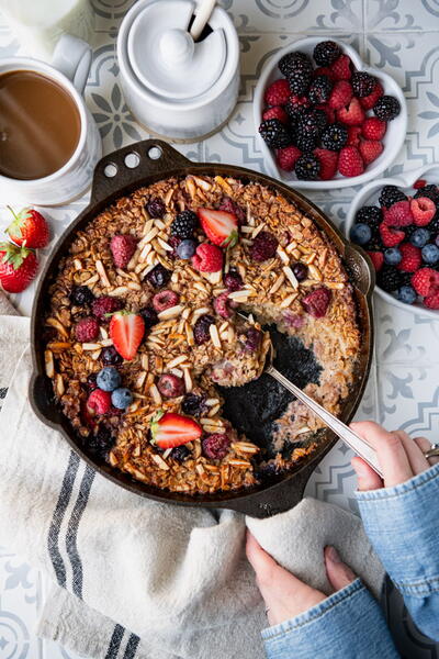 Baked Oatmeal With Almonds And Berries