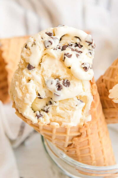 Vanilla Chocolate Chip Ice Cream (no Churn!)