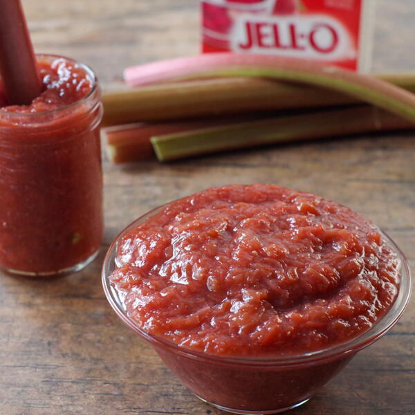 Stewed Rhubarb (with Strawberry Gelatin)