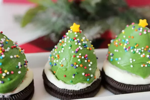 Festive Strawberry Dipped Christmas Trees