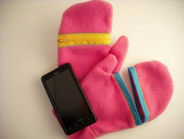 DIY Fleece Mittens With Zipper Opening