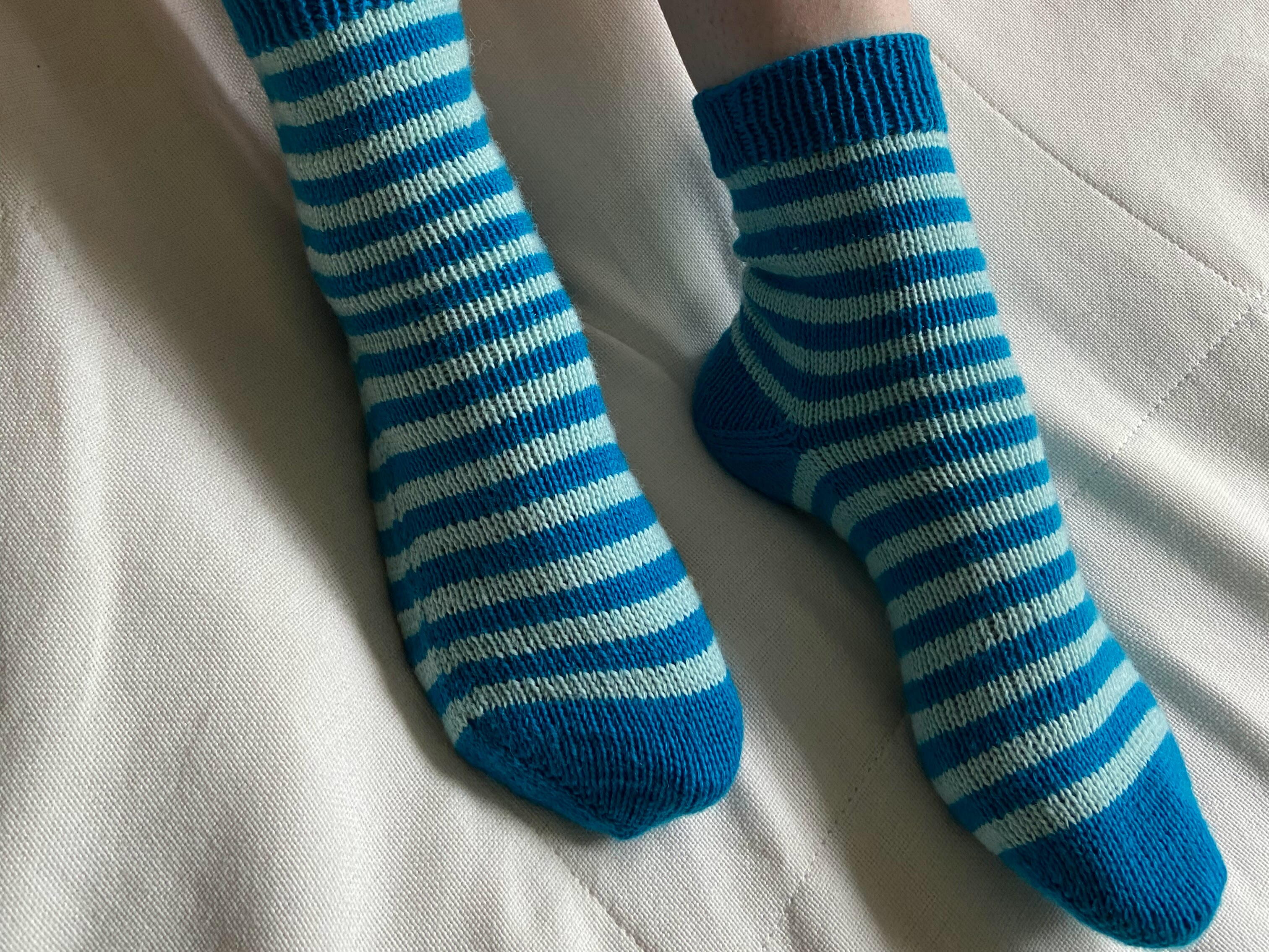 Easy Striped Socks Pattern For Beginners | AllFreeKnitting.com