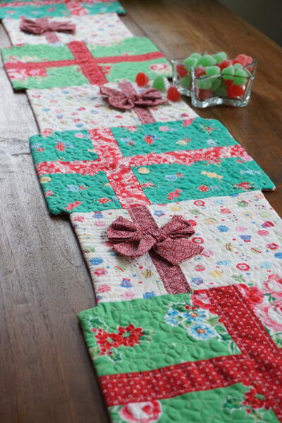 Gorgeous Gift Box Table Runner Pattern