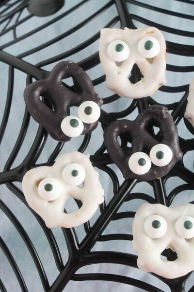 Halloween Ghost And Bat Pretzels