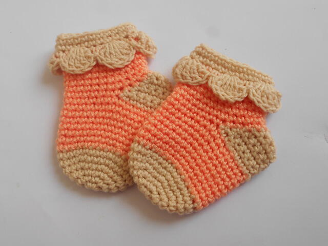 Handmade Baby Ruffles Socks Free Pattern For Little Baby (0-3 /3-6)months
