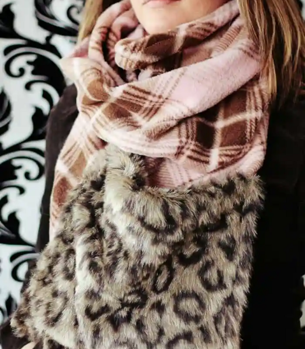 Fleece and Faux Fur Scarf With Pockets