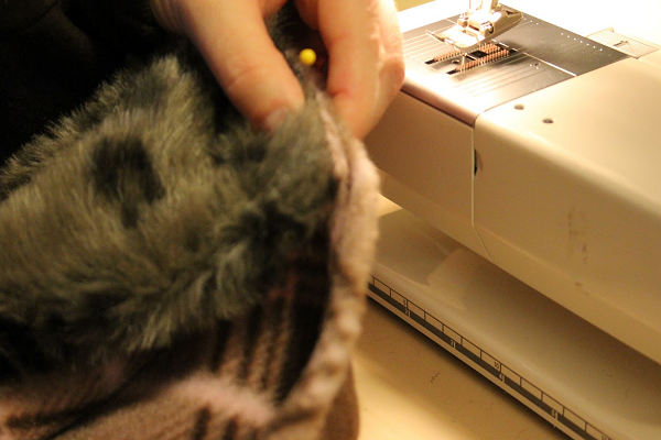 Fleece and Faux Fur Scarf With Pockets: Step 8