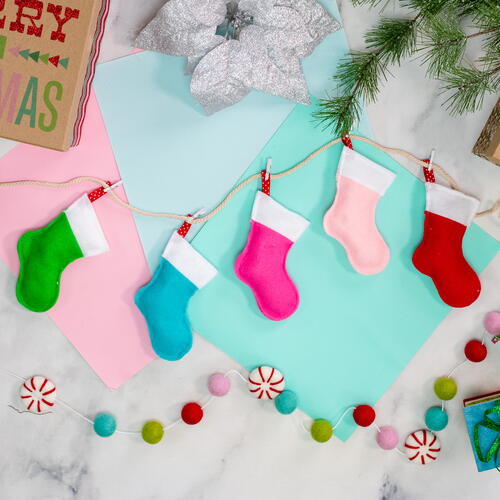 Mini Felt Christmas Stocking Pattern + Make Adorable Holiday Garland
