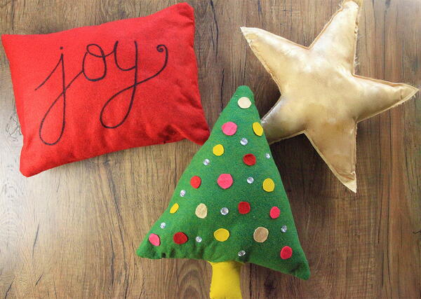 Darling DIY Christmas Pillows in 30 Minutes - finished