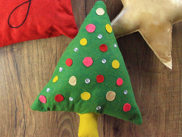 Darling DIY Christmas Pillows in 30 Minutes - finished