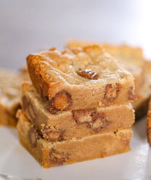 Super Easy Peanut Butter Cup Blondies