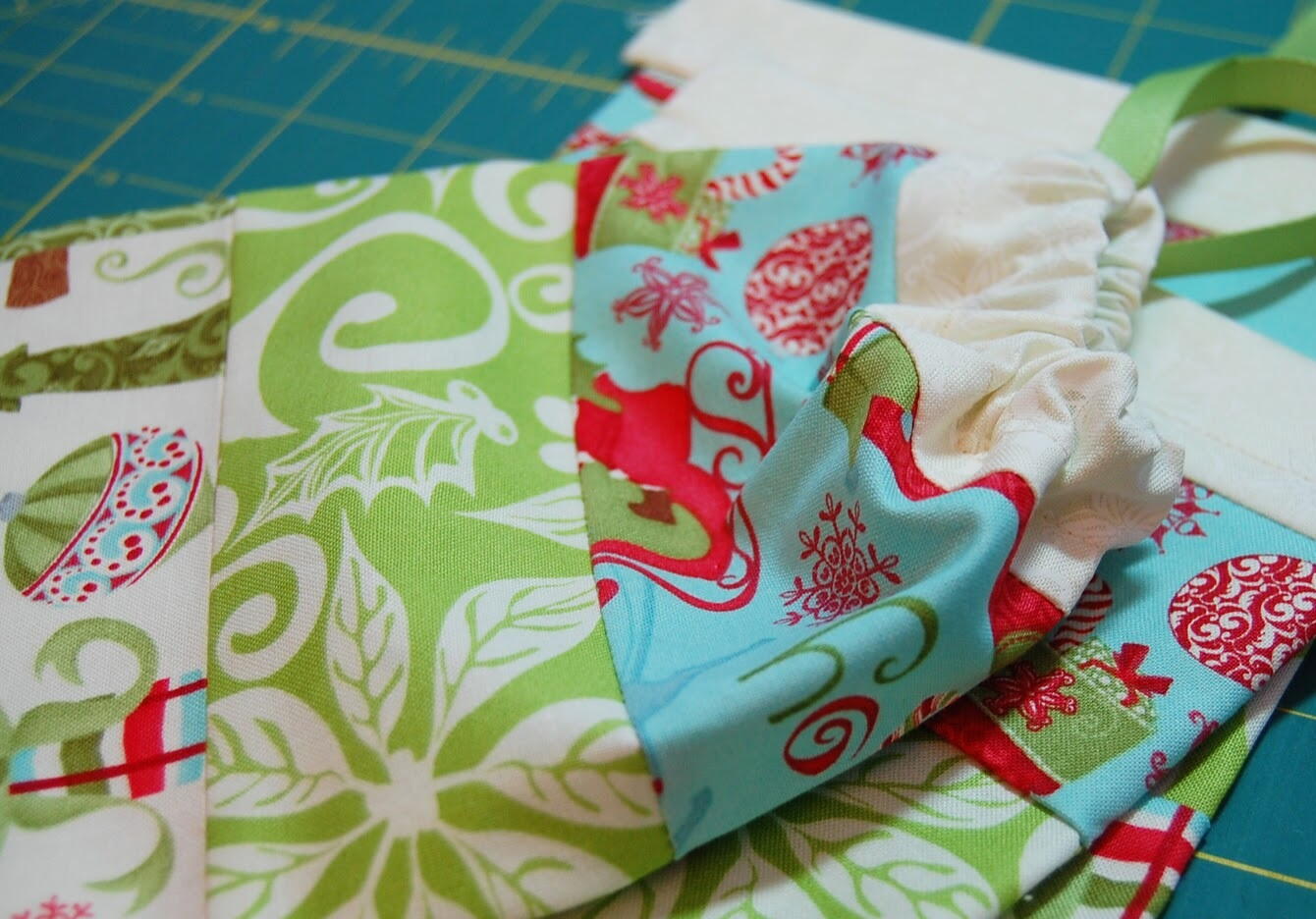 Christmas Drawstring Gift Bag | FaveQuilts.com