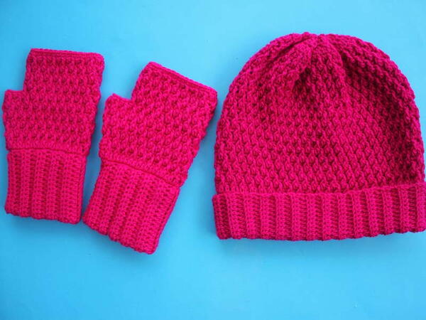  Woman's Beautiful Alpine Stitch Beanie With Gloves 