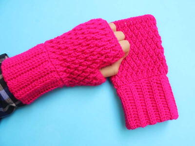 Alpine Stitched Woman's Gloves & Hat