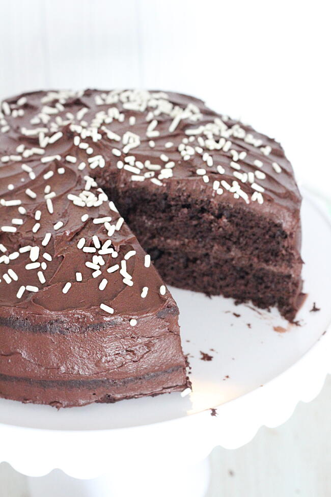 Easy Vegan Chocolate Cake | RecipeLion.com