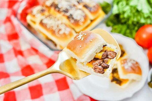 Best Cheeseburger Sliders With Hawaiian Rolls