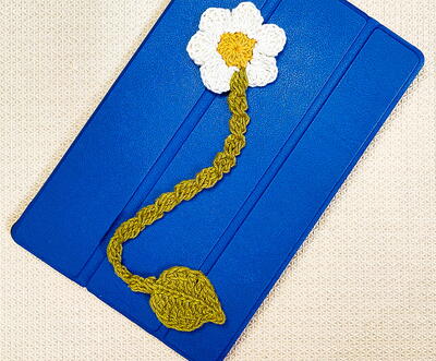 Simple Crochet Daisy Flower Bookmark