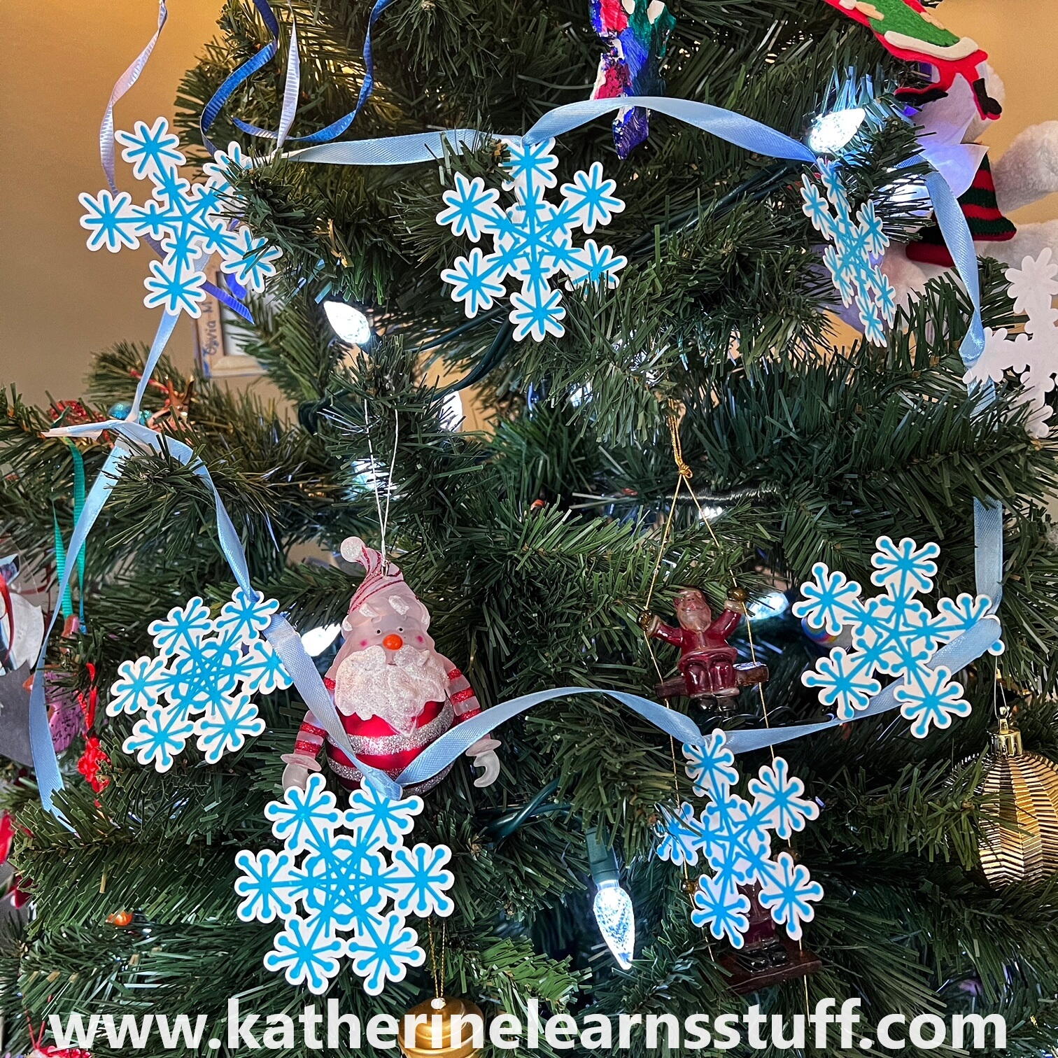 Snowflake Christmas Garland AllFreeHolidayCrafts snowflake-christmas-garland-allfreeholidaycrafts