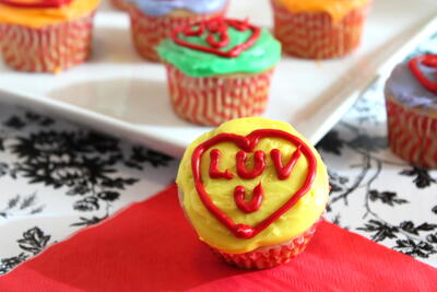 Cute Conversation Heart Valentine Cupcakes