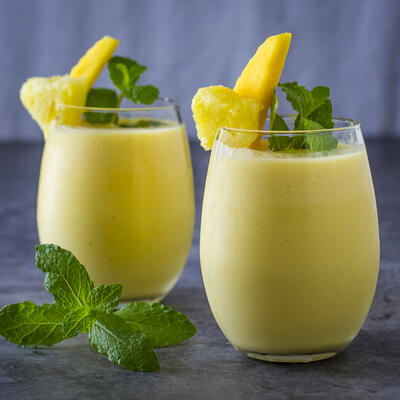 Refreshing Mango And Pineapple Juice Smoothie