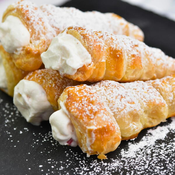 5-Ingredient Puff Pastry Cream Horns