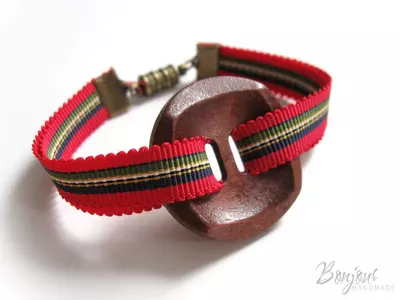 Jewelery Tutorial : Ribbon And Button Bracelet