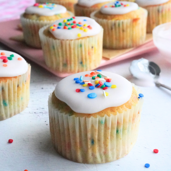 Easy Funfetti Cupcakes With 2-ingredient Glaze Icing (no Butter)