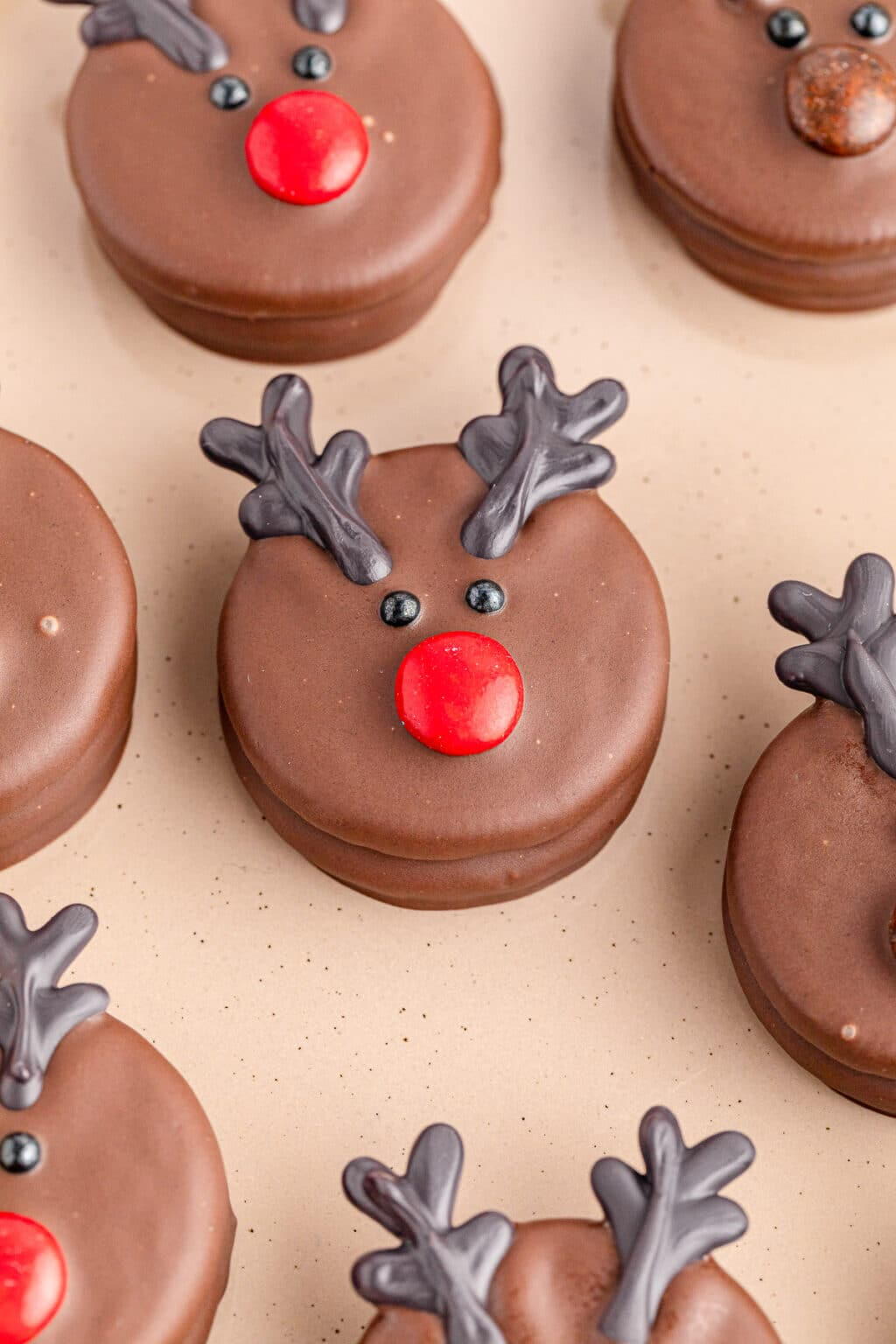 Chocolate Rudolph Reindeer Oreos | RecipeLion.com