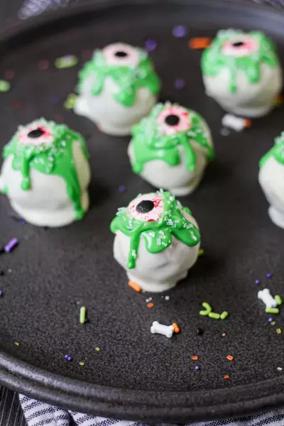 Eyeball Halloween Pumpkin Cake Pops