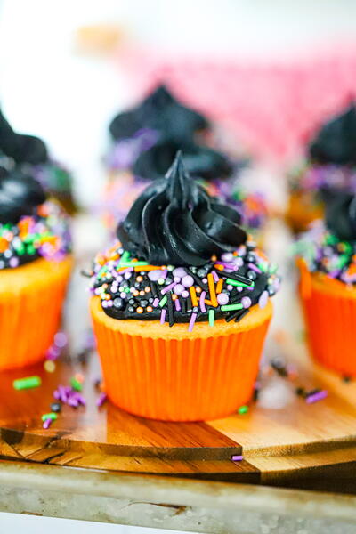 Easy Decorated Halloween Cupcakes