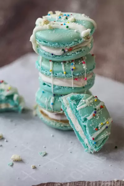 Dunkaroo Macarons