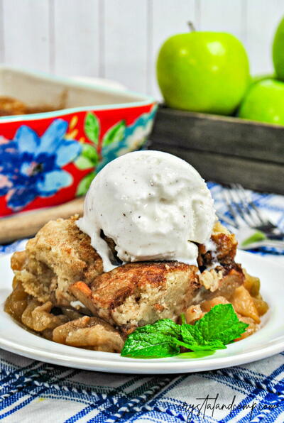 Snickerdoodle Apple Cobbler