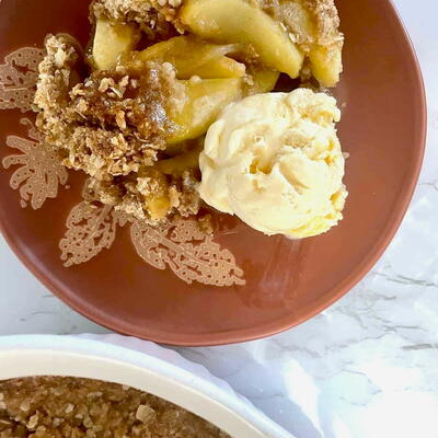 Easy Apple Crisp With Oatmeal Topping