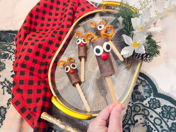 No Bake Reindeer Cake Pops