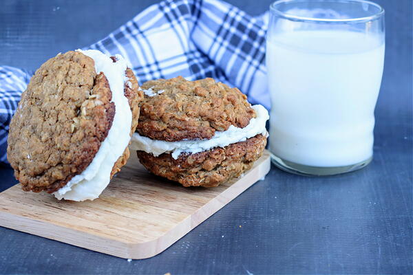 Oatmeal Whoopie Pies